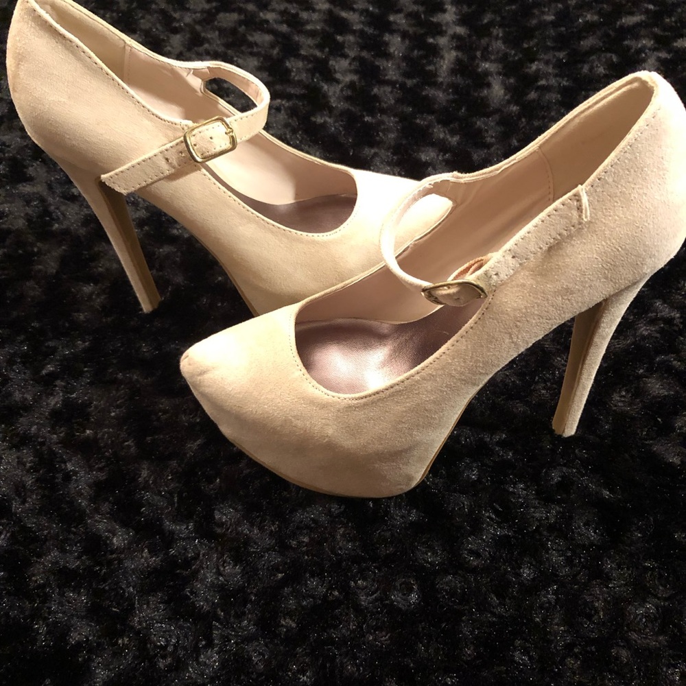 Nude Mary Jane heels